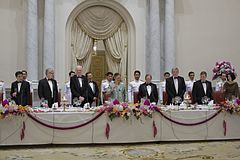 นายกรัฐมนตรี และภริยา เข้าเฝ้าทูลละอองพระบาท สมเด็จพระ - Flickr - Abhisit Vejjajiva (7).jpg