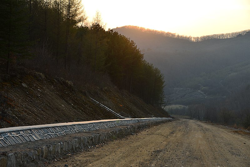 File:巡道工出品 photo by Xundaogong 汪罗线黑吉界段 公路预计2014年修好 - panoramio.jpg