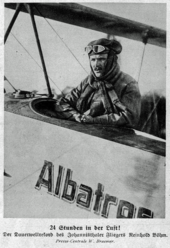 Reinhold Böhm nach dem Dauerflug-Weltrekord im Albatros-Doppeldecker