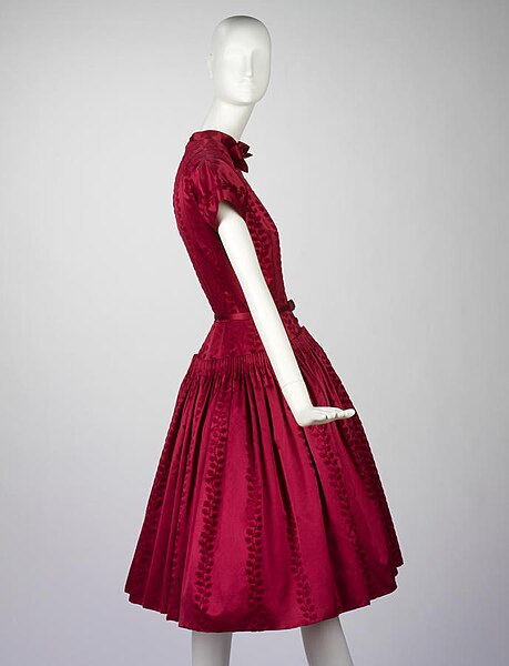 File:1949 Norman Norell red silk dress with cartridge pleated skirt 01.jpg