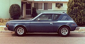 Une voiture bleue vue de se côté gauche.