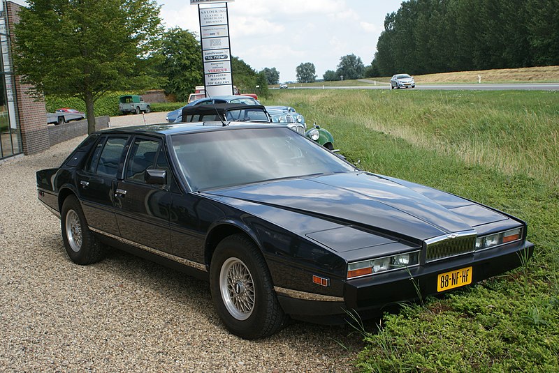 ** Lagonda ** 800px-1986_Aston_Martin_Lagonda_%289014216671%29