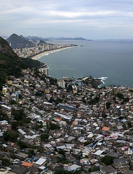 Luchtfoto met zicht op Vidigal en verderop de stranden van Leblon en Ipanema.