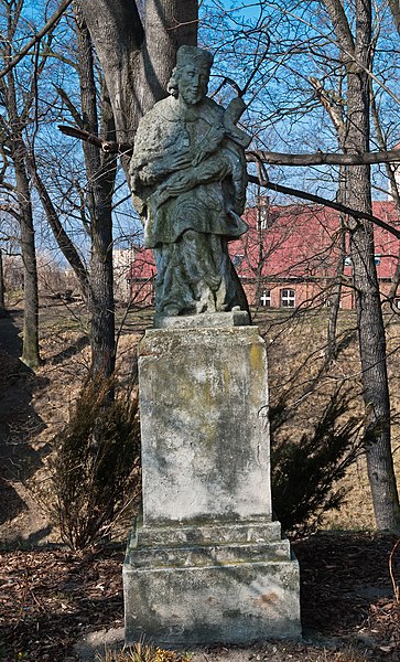 File:2014 Otmuchów, zespół zamkowy, park 09.JPG