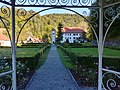 Blick von Westen über den erhaltenen Schlosspark nach Osten zum Schloss