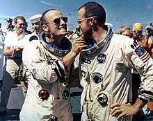Nach der Landung von Gemini 5 durch Wasserung am 29. August 1965 stehen Pete Conrad (li.) und Gordon Cooper scherzend an Deck des Flugzeugträgers.