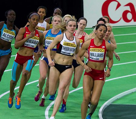 The competitors during the last event. 266 800m meerkamp (26095091655).jpg