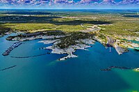 Vista aérea de la costa del lago con