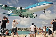 KLM 747-400 bahando na Princess Juliana Airport riba e playa di Maho na Sint Maarten