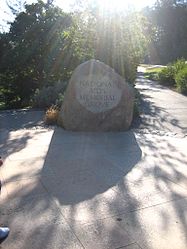 Sedmitunový žulový kámen u vstupu do Háje