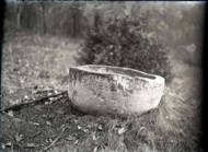 Das romanische Taufbecken auf dem Friedhof um 1900 (Foto: August Kageler)