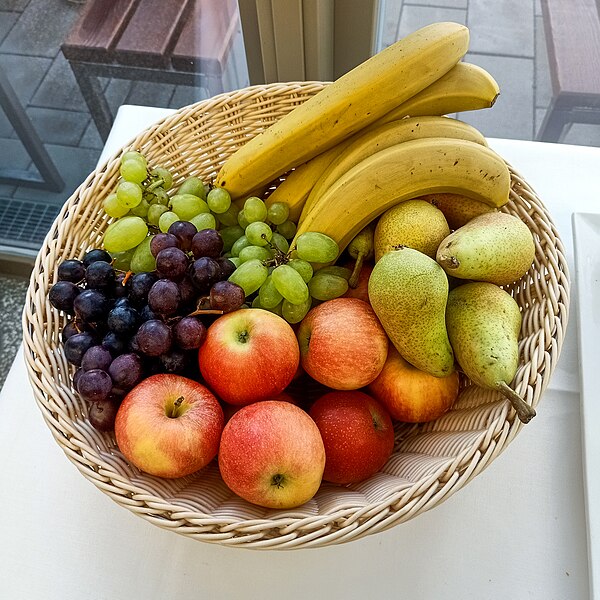 File:A basket of fruits.jpg