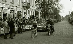 Aankomst Eric Leman tijdens Dwars Door België 1969, Waregem, Marcel Anckaert (NEG02131002 - collectie KOERS. Museum van de Wielersport)