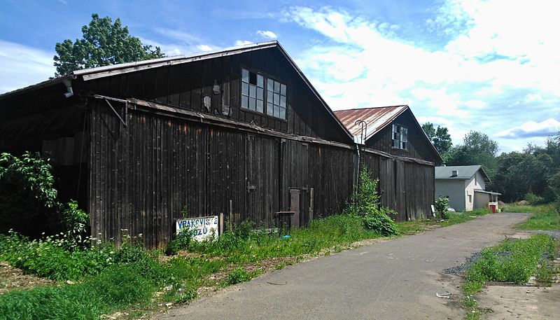 File:Aero Kbely hangar VI.jpg