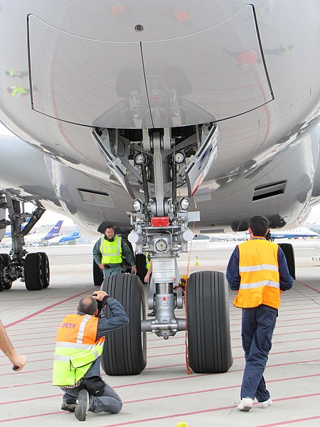 File:Airbus A-380 (5047602895).jpg