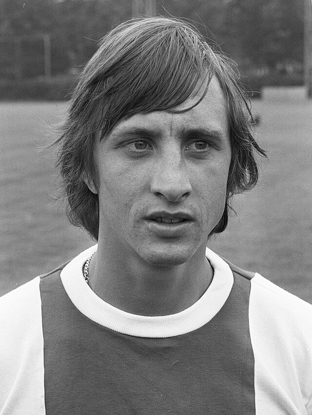 Ajax-selectie presenteert zich aan de pers, nummer 15 Heinz Stuy, nummer 16 Ruud Krol, nummer 13 Johan Cruyff, nummer 14 Wim Suurbier (allen koppen).jpg