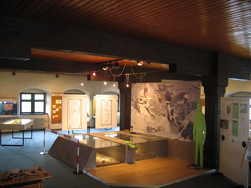 File:Alamannenmuseum Weingarten innen.jpg