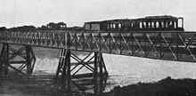 Il tram a vapore durante l'attraversamento del vecchio ponte