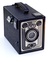 l'Alka Box de Vredeborch (1953) possédait un filtre jaune incorporé : photographie en couleurs interdite !