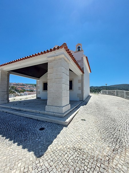 File:Alpendre e vista alçado direito da Capela de Santo António em Porto de Mós.jpg