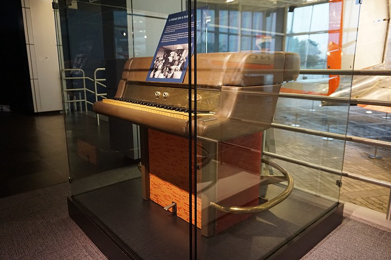 File:American Airlines C.R. Smith Museum May 2019 21 (Wurlitzer electronic piano).jpg