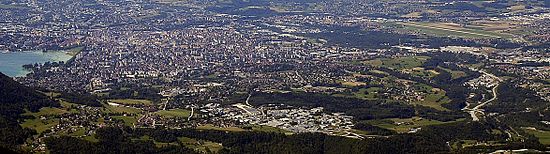 La commune d'Annecy-le-Vieux (sauf le Petit Port) vue depuis le sommet du Parmelan. Cf. la page de la photo pour plus de détails.