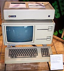 O apple lisa, lançado em 1983, sendo o primeiro sistema da apple a ter interface gráfica