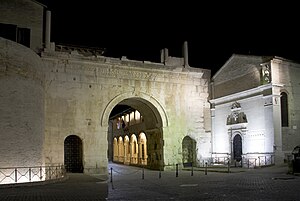 Arco di Augusto Fano illuminato.jpg
