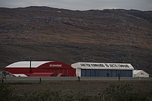 Der Hangar und ein Gebäude des Arktisk Kommando am Flughafen (2018)