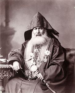 1900-1910 civarında çekilmiş bu fotoğrafta dönemin Kudis Ermeni Patriği (tarihten yola çıkarak tahminen Patrik Harutyun Vehabedyan), konu edilmiştir.(Üreten:Bilinmiyor)