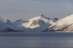 Arnøyhøgda, Laukslettinden, Tjuvtinden y Rødhetta vistos sobre Skattørsundet en marzo de 2012