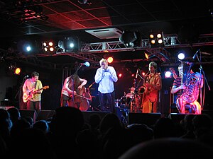 «АукцЫон» на концерте в санкт-петербургском клубе «Зал ожидания». 10 июля 2009 года