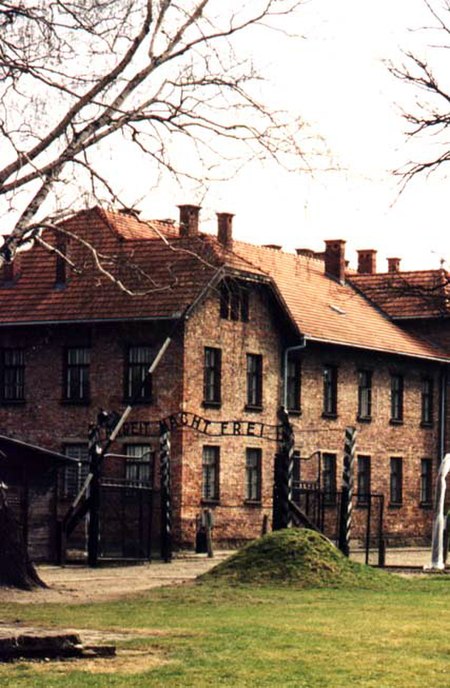 Tập_tin:Auschwitz_I_Entrance.jpg
