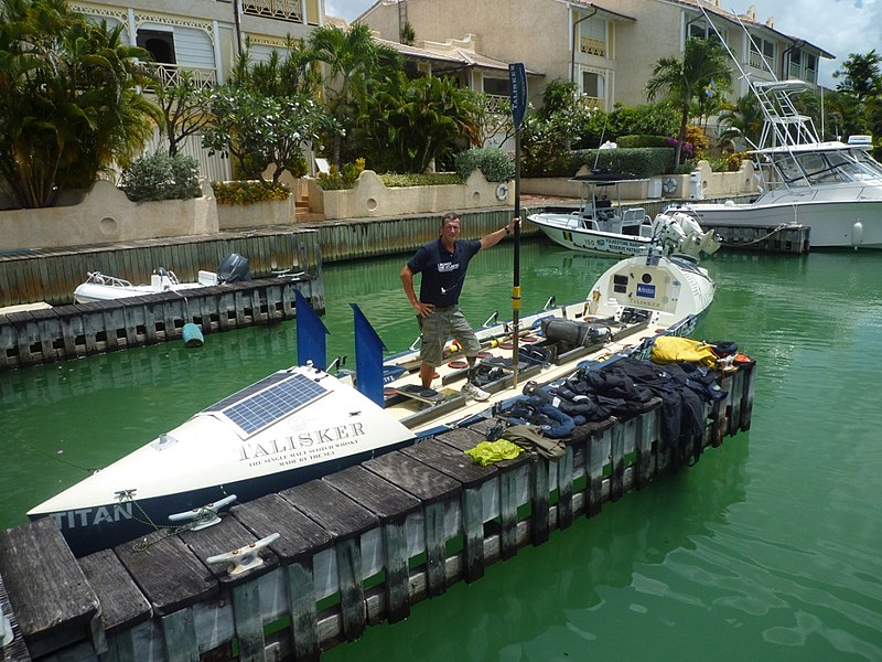 File:Avril 2012 - J + 1 arrivée atlantique à la rame - 34 jrs, 15h et 31mn - équipage 8 rameurs (Franck Festor, seul handisport à bord de TitanRow).jpg