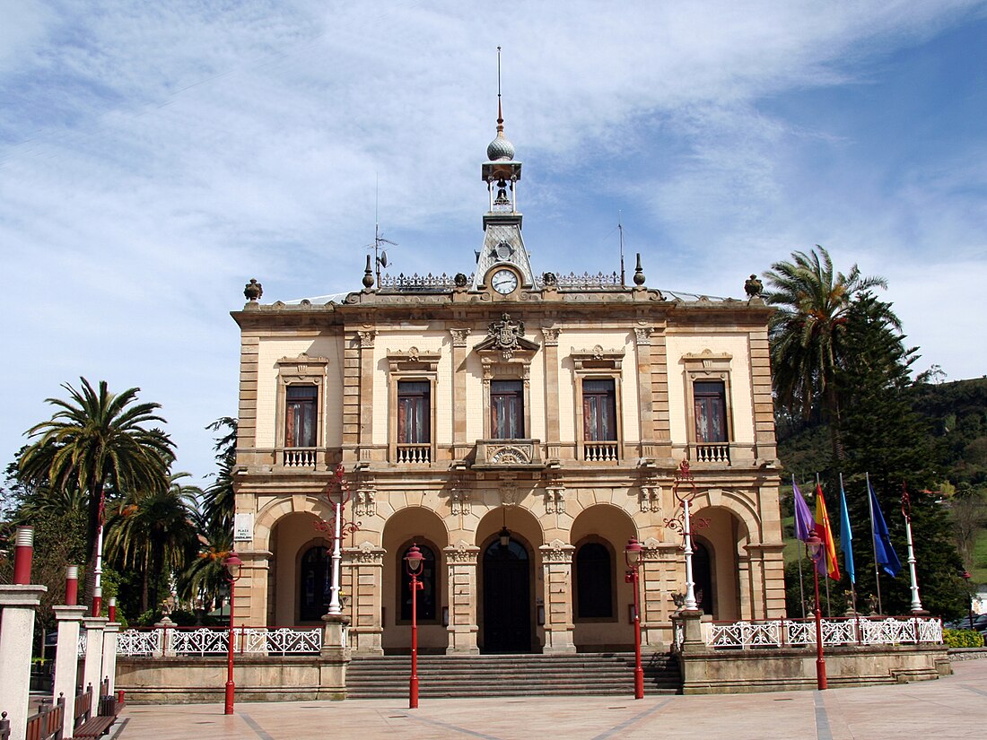 File:Ayuntamiento de Villaviciosa 02.jpg