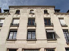 Façade Art Déco (1928) sur la place du Maréchal-Leclerc.