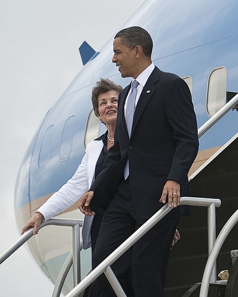 File:Barack Obama arrives at Kennedy Space Center - 201004150002HQ (cropped).jpg