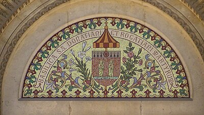 Tympan du portail : mosaïque armoriée avec Donatien et son lys, Rogatien et sa rose.
