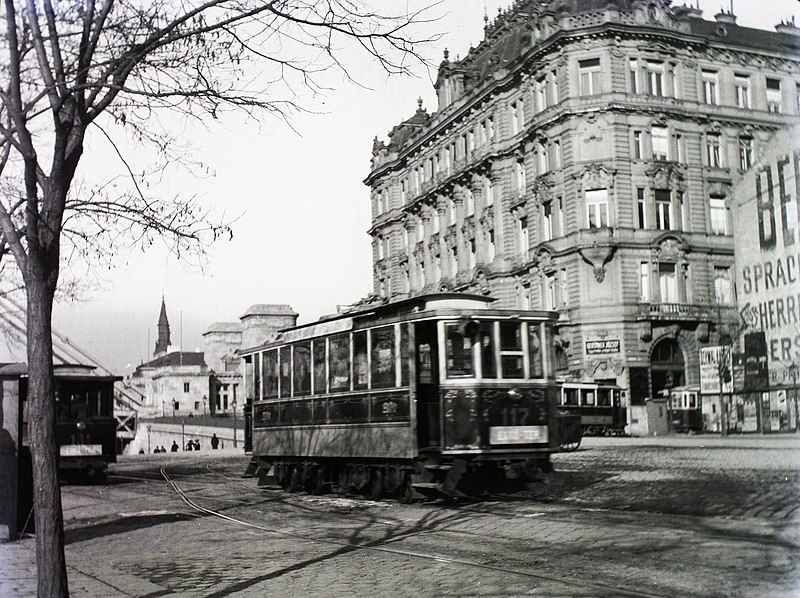 File:Belgrád (Ferenc József) rakpart az Erzsébet híd pesti hídfője felé nézve, jobbra az Irányi utca torkolata. Fortepan 86299.jpg