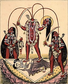 Обезглавленная, обнаженная богиня с красным лицом стоит на совокупной паре внутри большого лотоса. Все трое носят гирлянду из отрубленных голов, змею (на шее) и различные золотые и жемчужные украшения. 