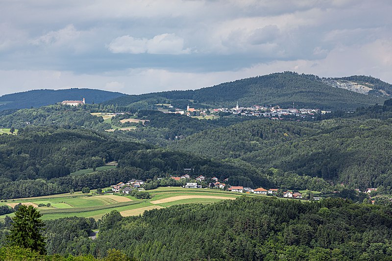 File:Bernsteiner Gebirge Burgenland 2021-08-20 Grodnau Burg und Ort Bernstein.jpg