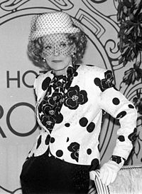 Bette Davis en el Festival de Cine de Deauville, en Francia, en septiembre de 1987. Extremadamente delgada a causa de su enfermedad, continuó trabajando y realizando apariciones públicas hasta su muerte.