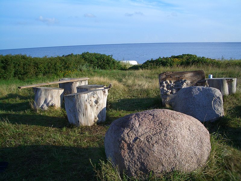 File:Big stones near the beach.JPG