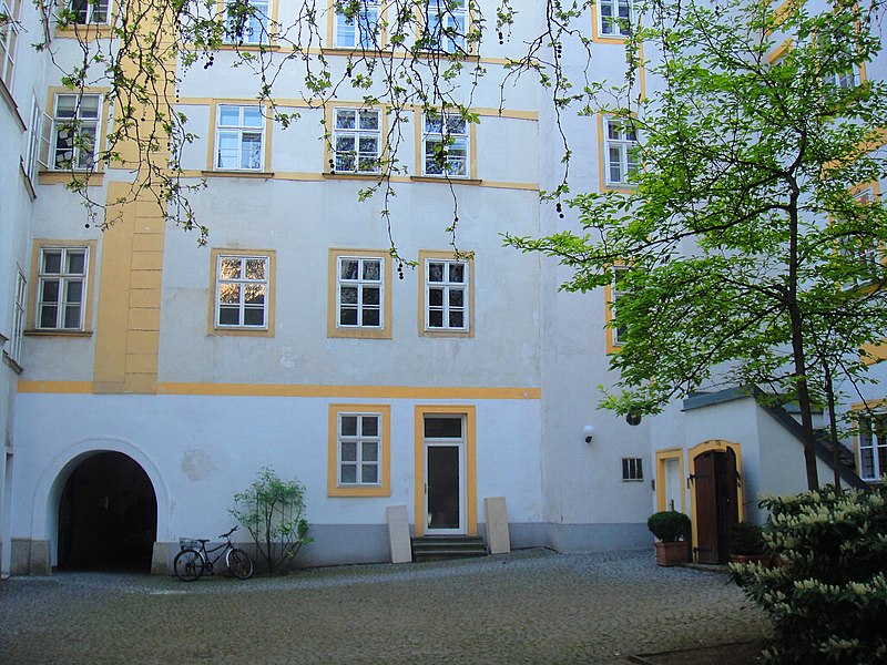 File:Blutgasse courtyard - panoramio.jpg