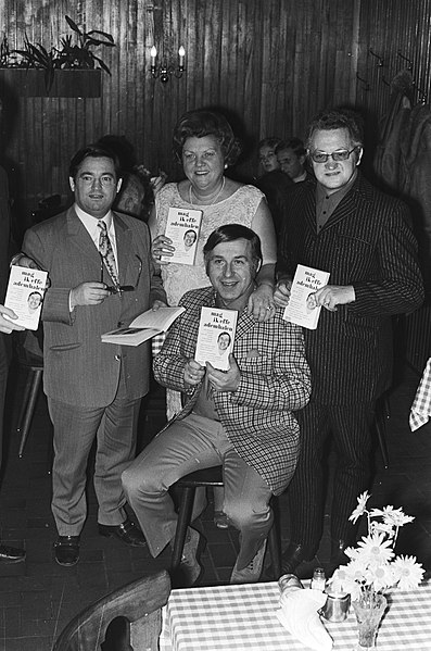 File:Boek Paul Rollman over Willy Alberti , Tante Leen en Johnny Jordaan uitgereikt, , Bestanddeelnr 924-0251.jpg