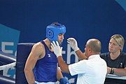 Deutsch: Boxen bei den Olympischen Jugendspielen 2018 Tag 12, 18. Oktober 2018 - Kampf um Bronze im Leichten Schwergewicht Jungen – Karol Itauma (Großbritannien, blau) schlägt Ruslan Kolesnikov (Russland, rot) 4-1; Ringrichter ist Alejandro Barrientos (Kuba). English: Boxing at the 2018 Summer Youth Olympics on 18 October 2018 – Gold Medail Match light heavyweight Boys - Karol Itauma (Great Britain, blue) beats Ruslan Kolesnikov (Russia, red) 4-1; Referee is Alejandro Barrientos (Cuba). Español: Boxeo en los Juegos Olímpicos Juveniles de Verano de 2018 en 18 de octubre de 2018 - Medalla de oro de los hombres de peso pesado ligero: Karol Itauma (Gran Bretaña, azul) vence a Ruslan Kolesnikov (Rusia, rojo) 4-1; El árbitro es Alejandro Barrientos (Cuba).