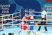 Deutsch: Boxen bei den Olympischen Jugendspielen 2018 Tag 12, 18. Oktober 2018 - Finale im Leichten Weltergewicht Jungen – Ilia Popov (Russland, rot) schlägt Talgat Shaiken (Kasachstan, blau) 4-1; Ringrichter ist James Beckles (Trinidad und Tobago). English: Boxing at the 2018 Summer Youth Olympics on 18 October 2018 – Final Light Welterweight Boys Bout - Ilia Popov (Rusia, rojo) supera a Talgat Shaiken (Kazajstán, azul) 4-1; Referee is James Beckles (Trinidad and Tobago). Español: Boxeo en los Juegos Olímpicos Juveniles de Verano de 2018 en 18 de octubre de 2018 - Chicos de peso welter ligero final: Ilia Popov (Uzbekistán, roja) le gana a Talgat Shaiken (Egipto, azul) 4-1; El árbitro es James Beckles (Trinidad y Tobago).