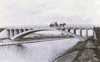 Boogbrug bij de Deense Hoek te Lieshout. Bij deze uitvoering rust het rijdek op schotten. Uiterst links en rechts is het jaagpad zichtbaar. Foto circa 1925.