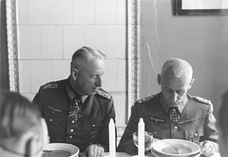 Tập_tin:Bundesarchiv_Bild_101I-218-0543-10,_Russland-Süd,_Erich_v._Manstein,_Hermann_Hoth.jpg