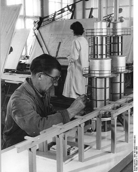 File:Bundesarchiv Bild 183-B0511-0002-001, Ingenieur mit Modell.jpg